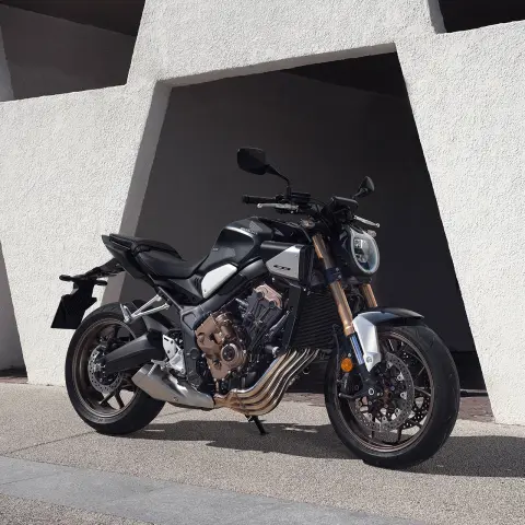 Mannequin sur une moto en montagne.