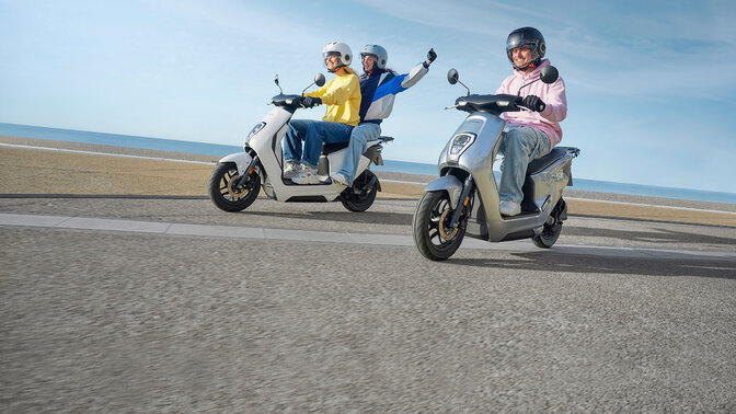 Honda EM1 e : sur la route avec deux motards et un passager