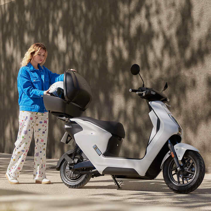 Honda EM1 e : Top case 35 L